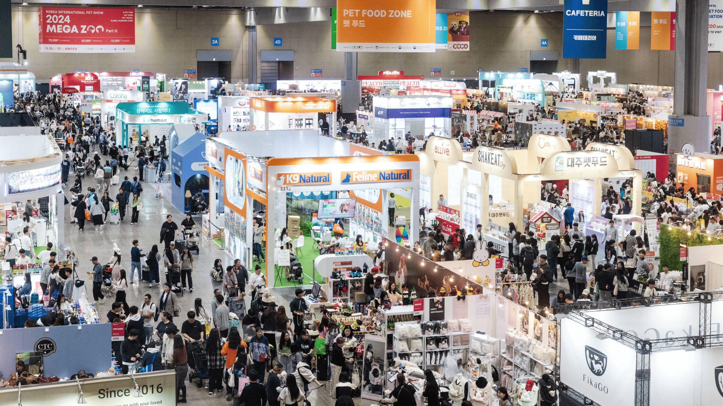 MEGAZOO exhibition view.