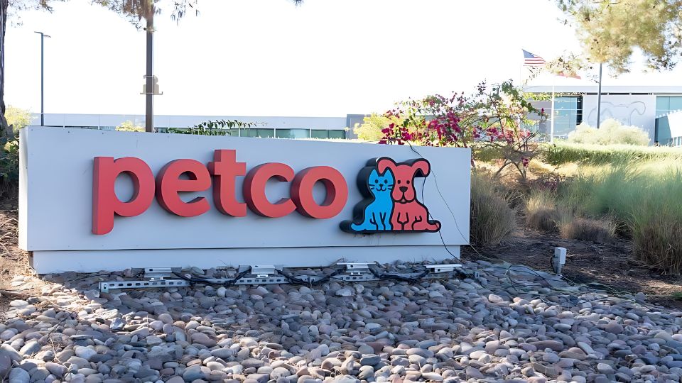 Petco reports flat quarter amid rising losses