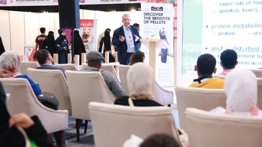 Speaker giving a presentation to an audience at the Pet&Vet expo.